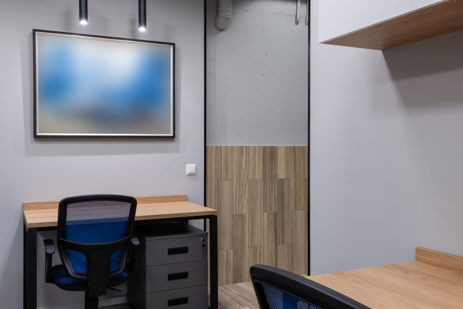 Helles, aufgeräumtes modernes Büro mit sauberen Arbeitsplätzen